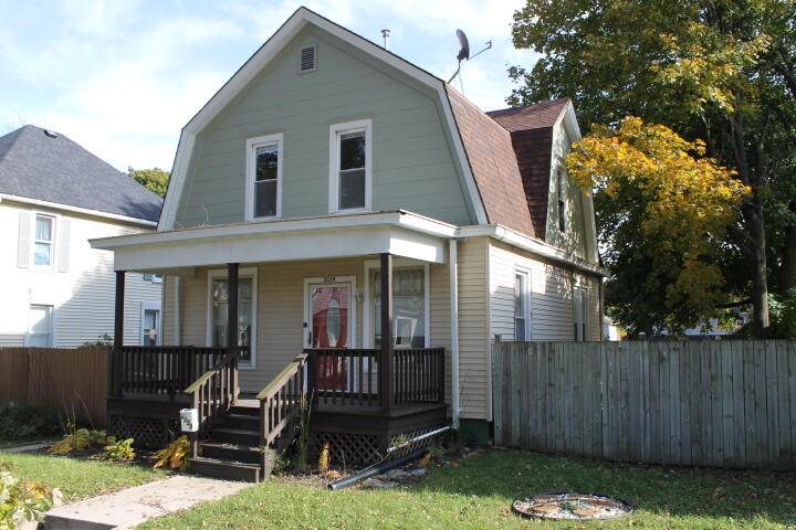 2159 Clarence Ave - Photo 1
