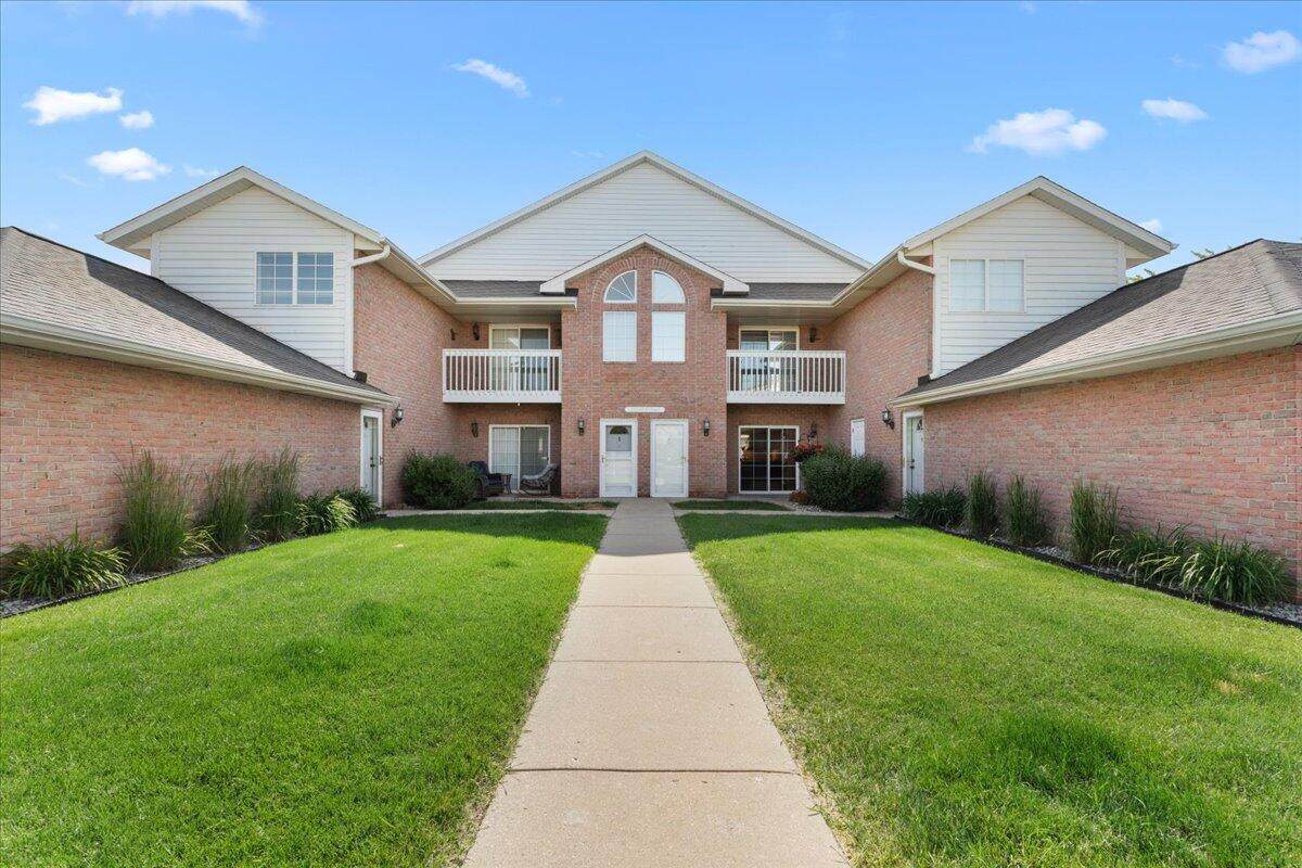 W241N2581 Parkway Meadow Cir - Photo 1