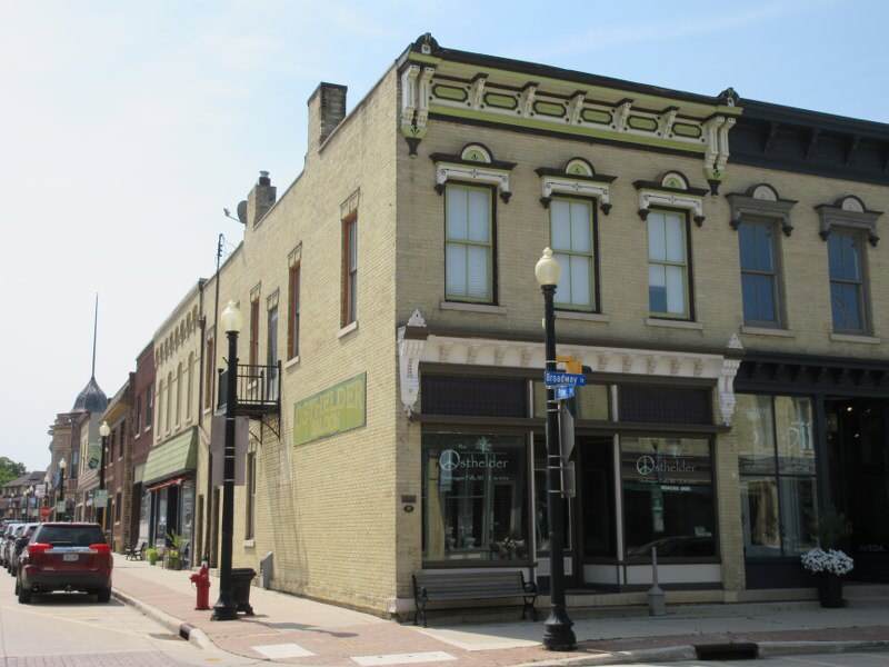 513 Broadway St - Photo 1