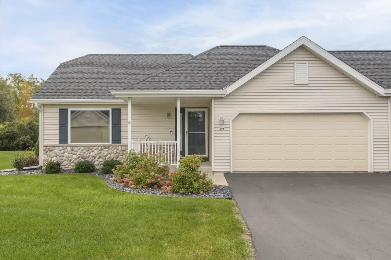 296 Oconomowoc Pkwy - Photo 1