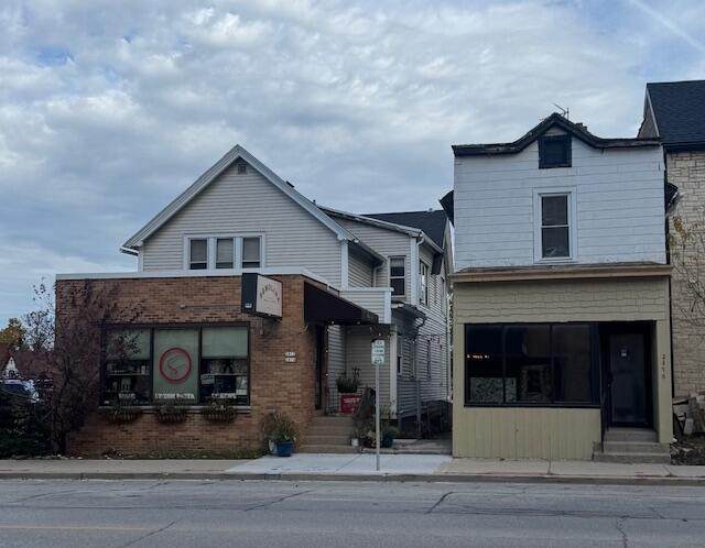 2474 Kinnickinnic Ave - Photo 1