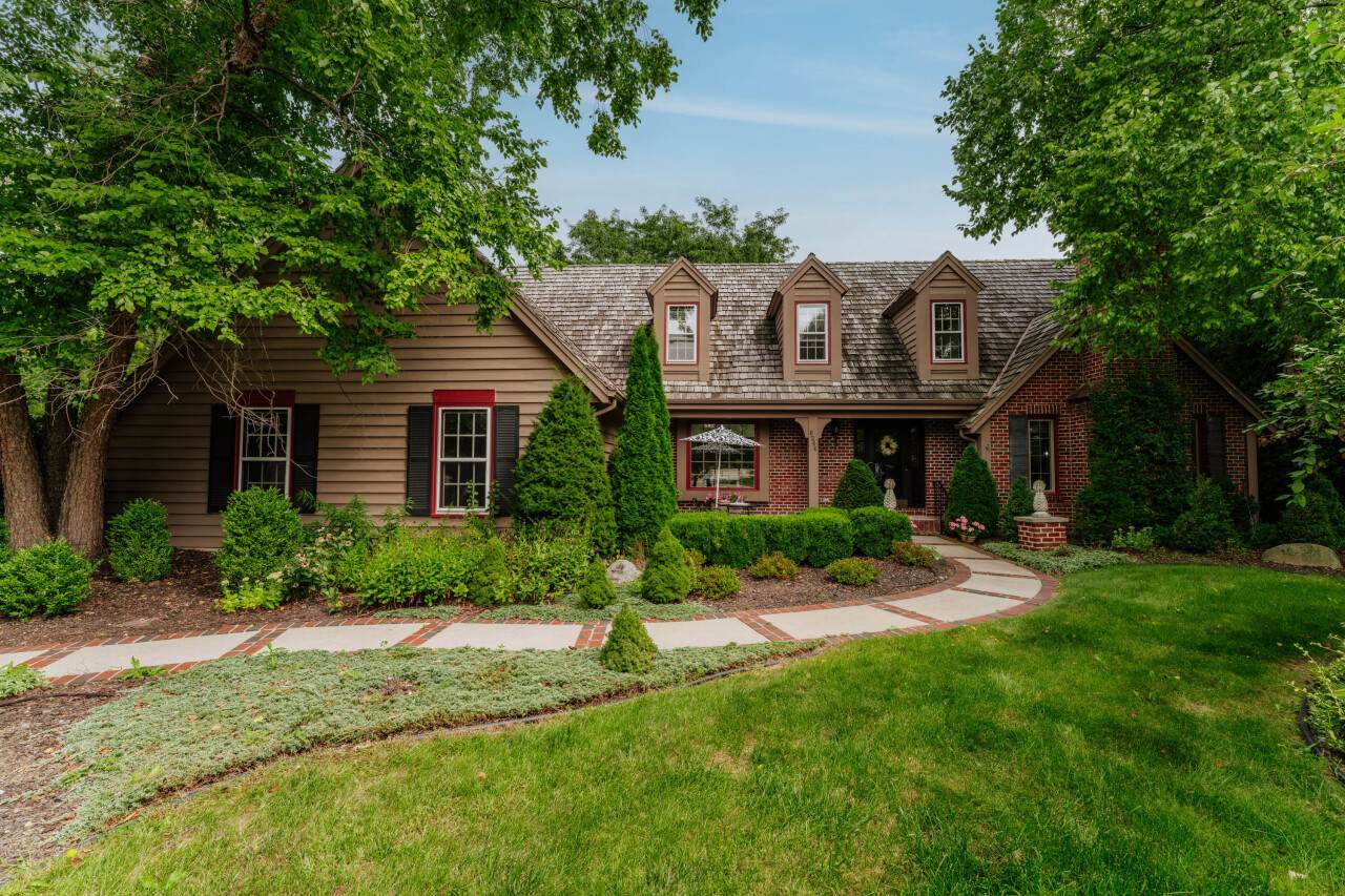 8266 Country Club Cir - Photo 1