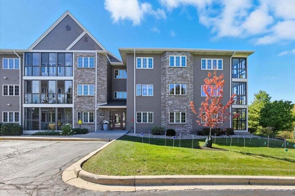 201 Oconomowoc Pkwy - Photo 1