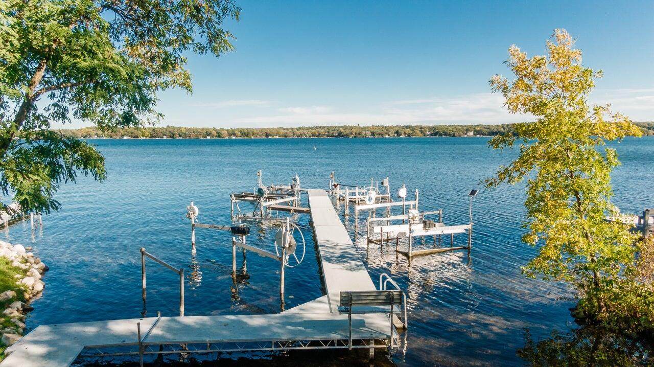 2135 Shore Dr - Photo 1