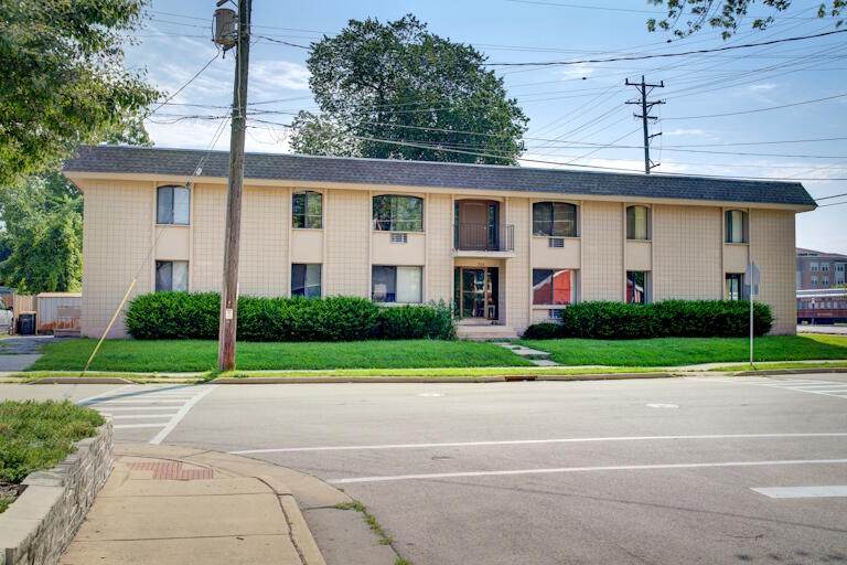 305 Maple Ave - Photo 1