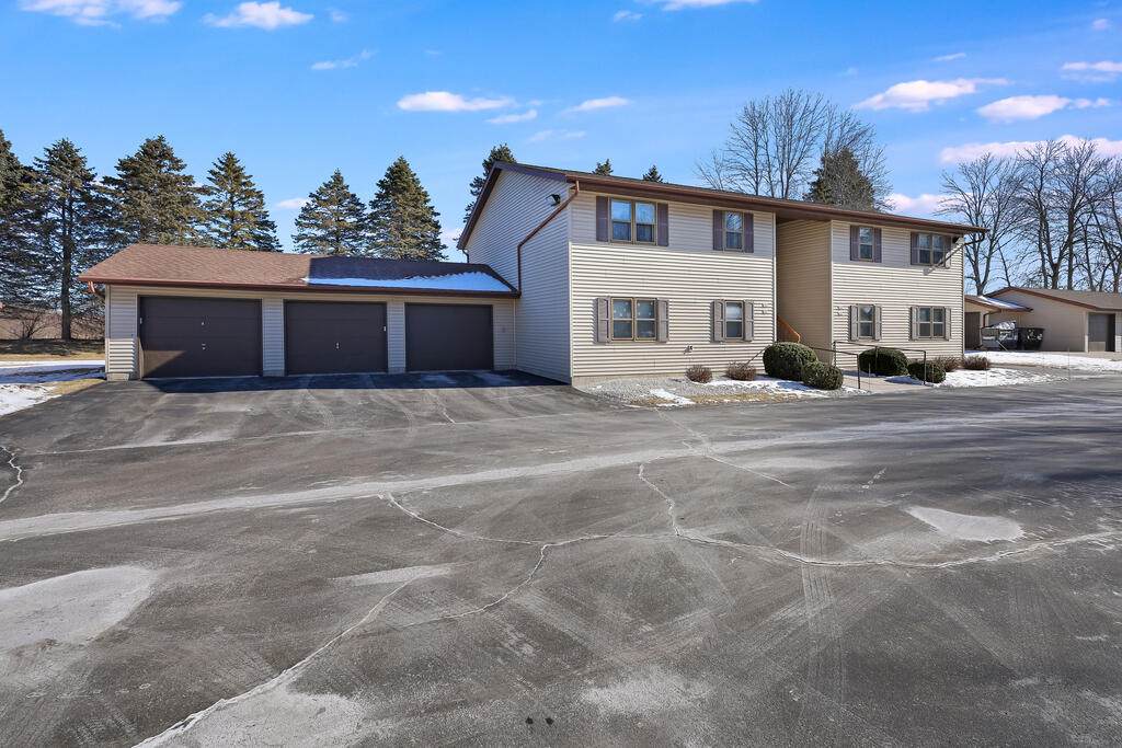 910 Cedar Ave - Photo 1