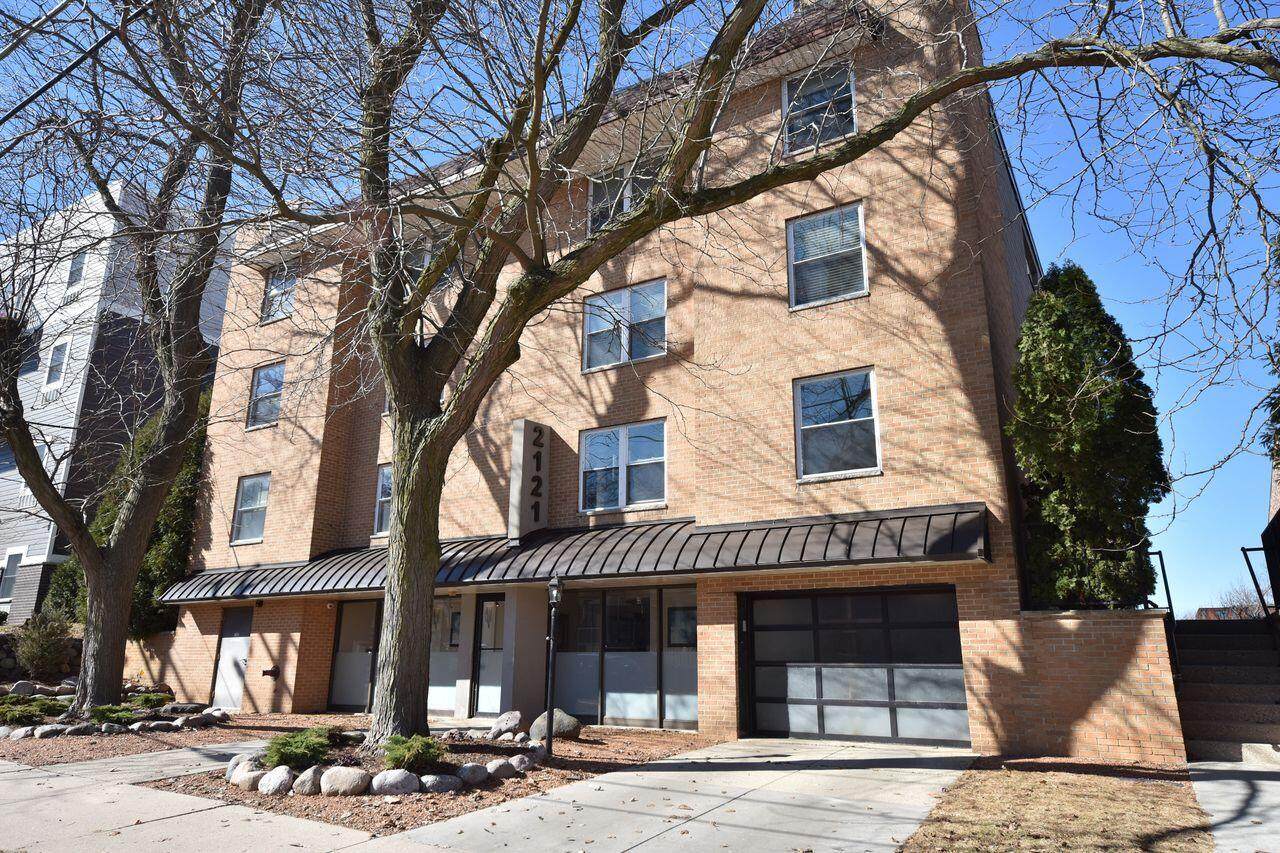 2121 Cambridge Ave - Photo 1