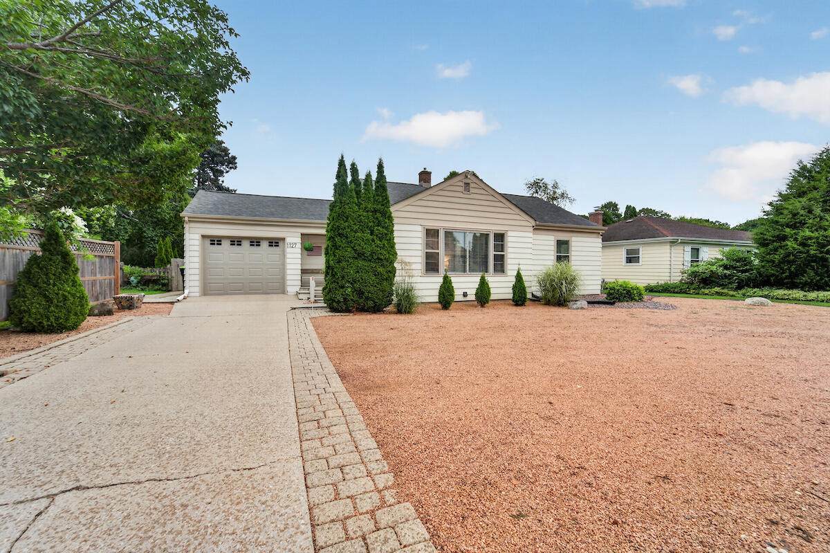 1127 Colonial Dr - Photo 1