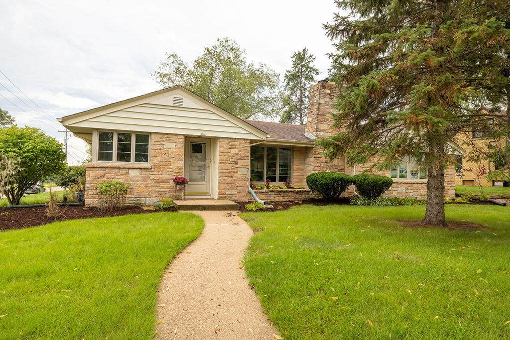 201 Gardner Ave - Photo 1
