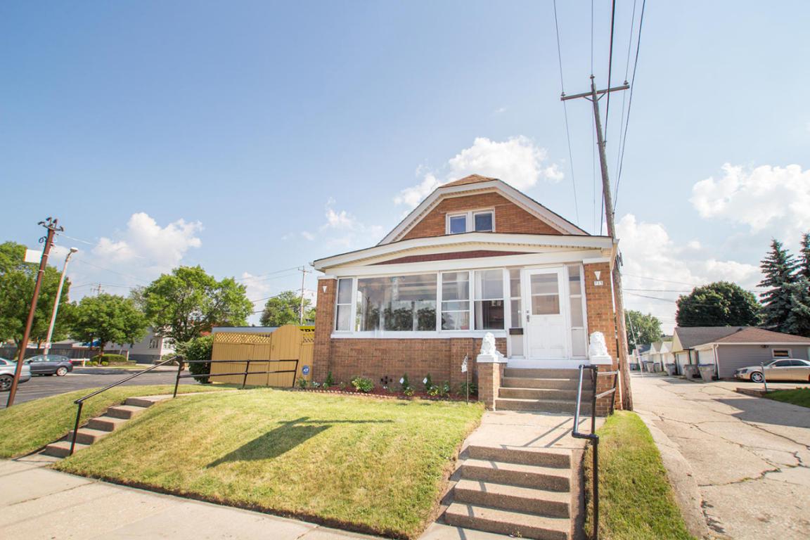 715 Oklahoma Ave - Photo 1