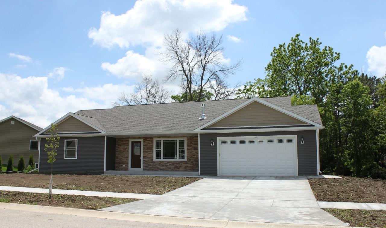 869 Spruce St - Photo 1