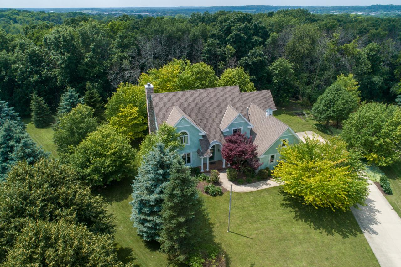 N39W29393 Burning Tree Ct - Photo 1
