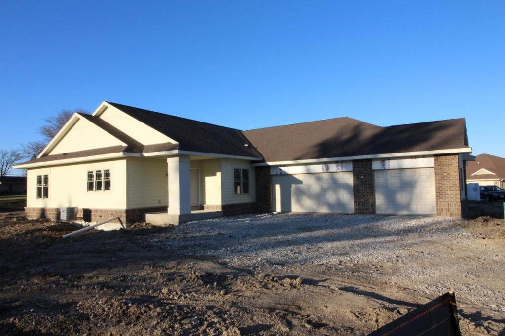 1416 Country Club Dr - Photo 1