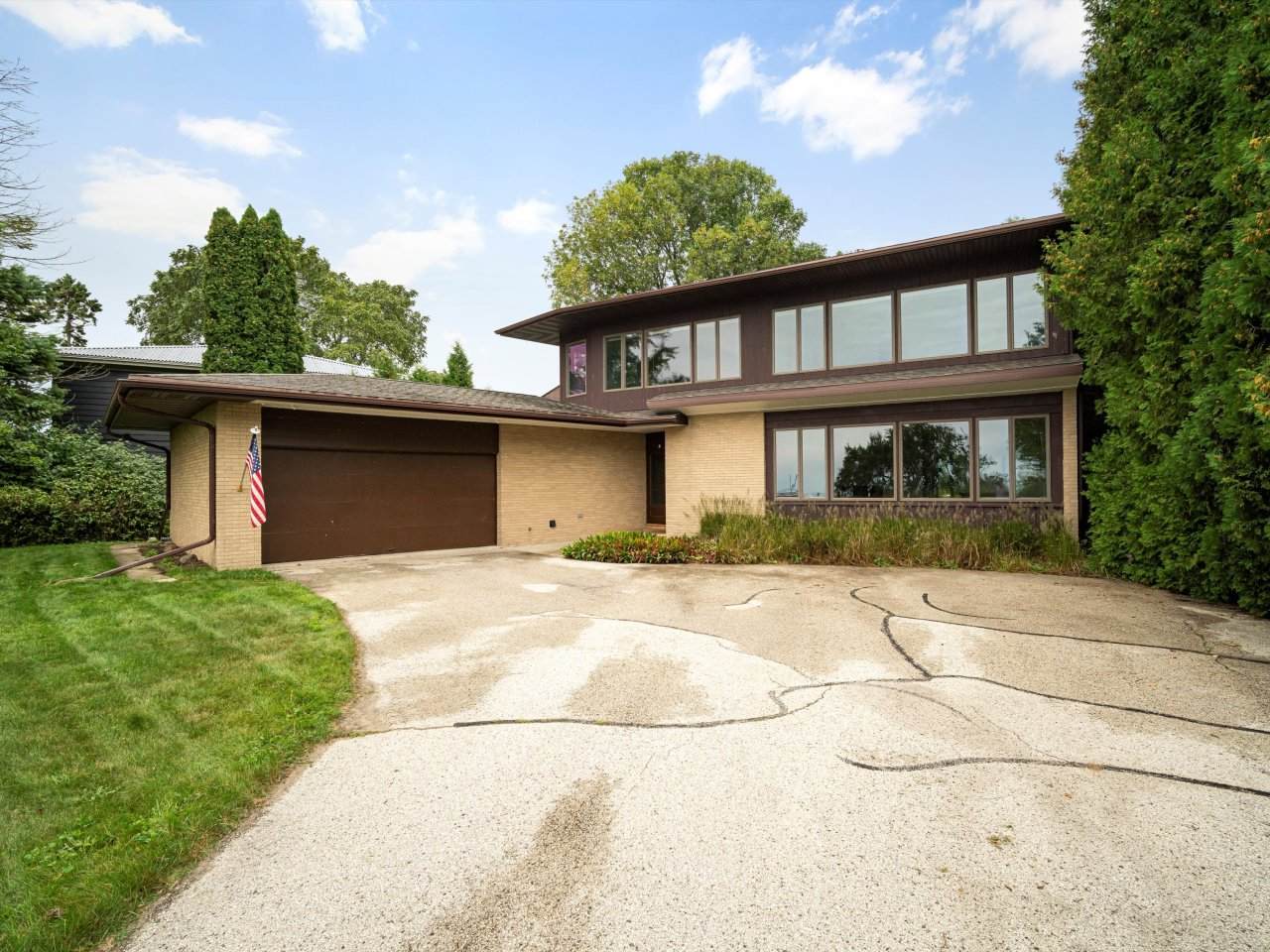 1 North Point Dr - Photo 1