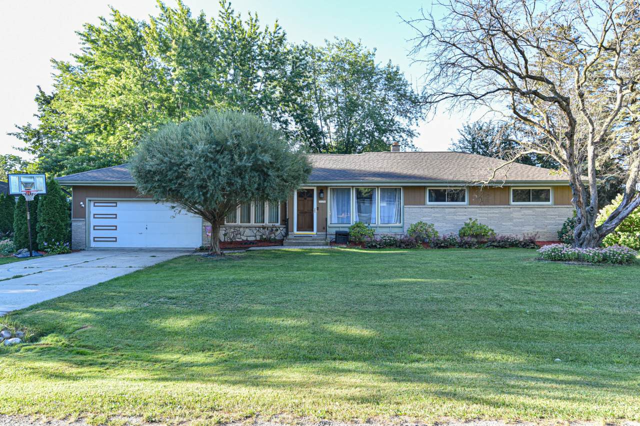 11131 Mallory Ave - Photo 1