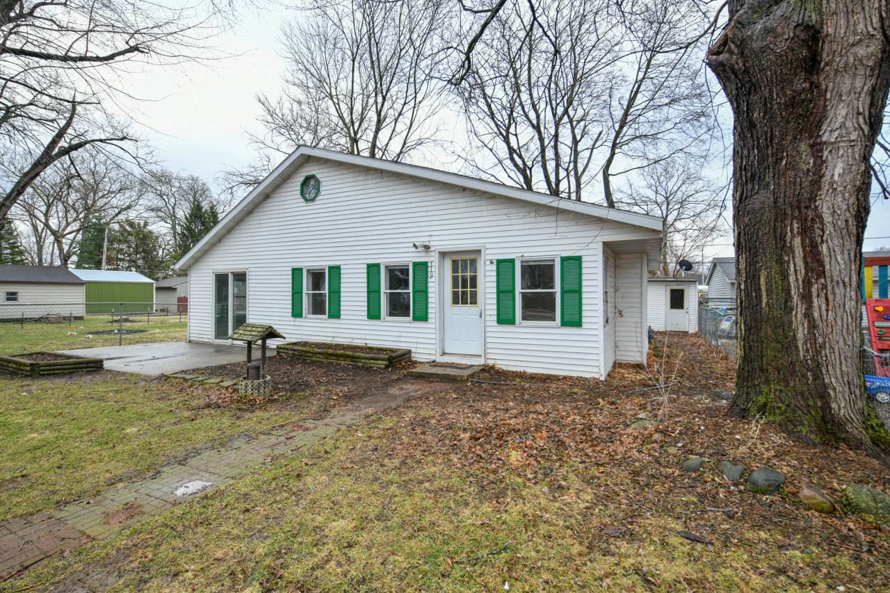 319 First St - Photo 1