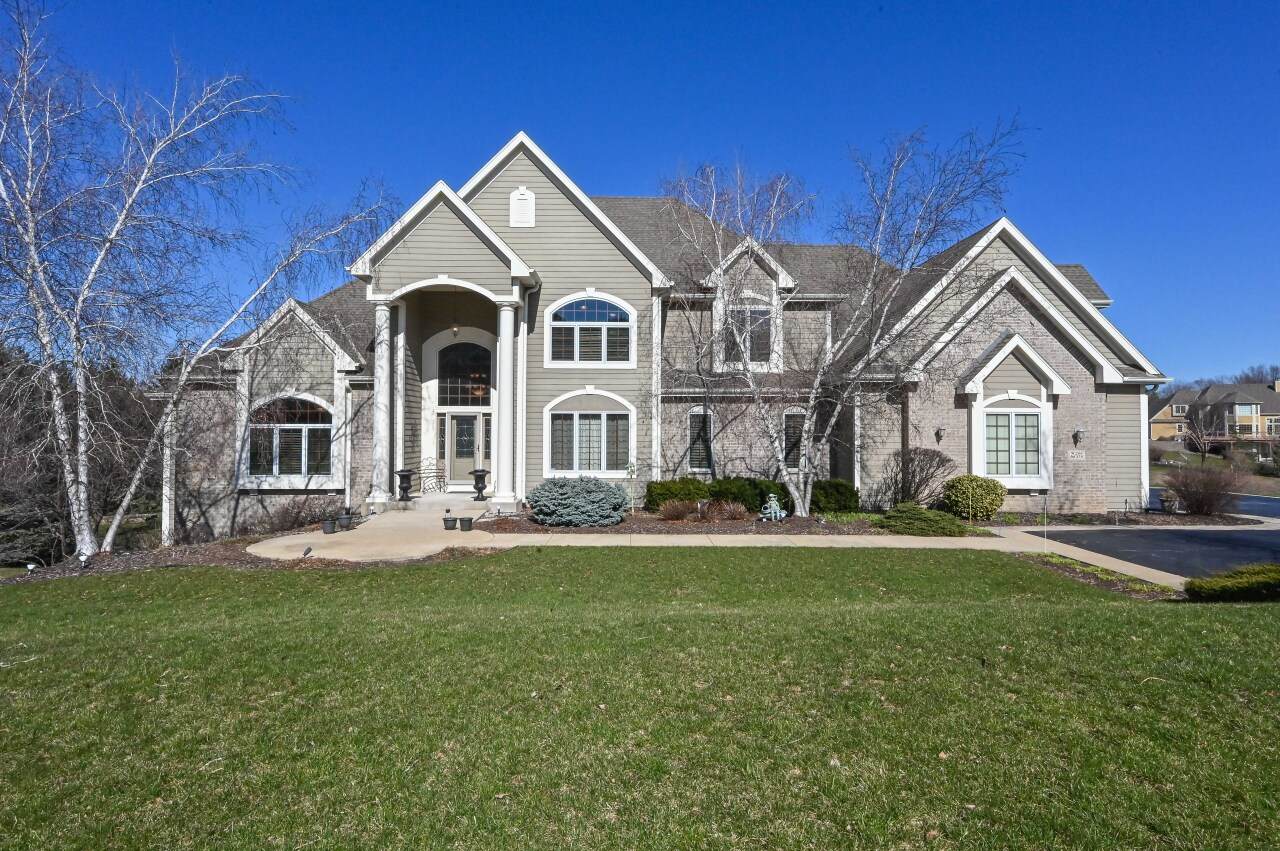 W284N6376 Hibritten Way - Photo 1