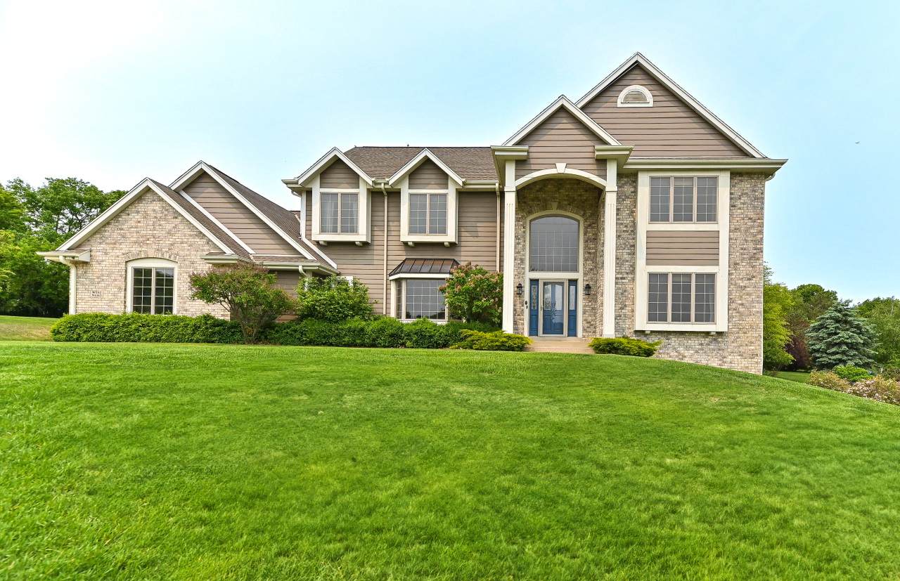 W292N4163 Prairie Wind Cir - Photo 1