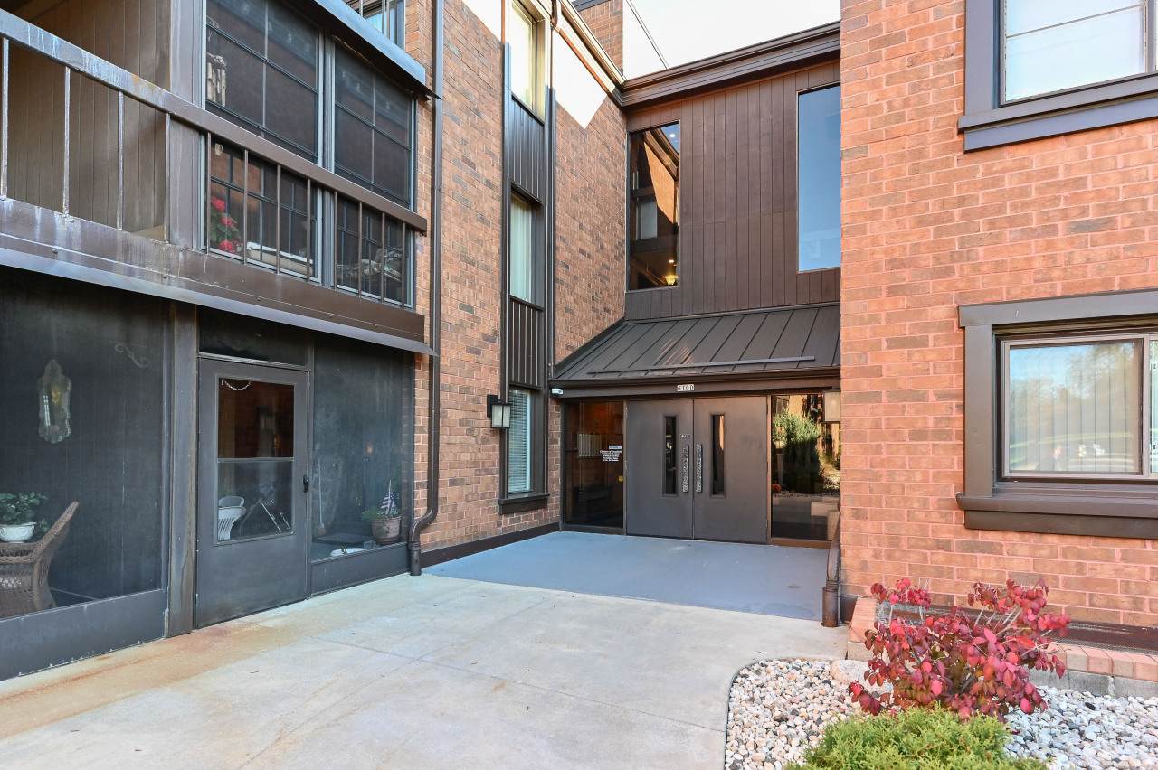 5200 Tuckaway Blvd - Photo 1