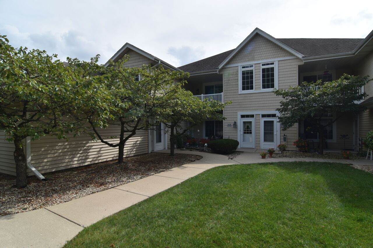 W398N6066 Autumn Woods Dr - Photo 1