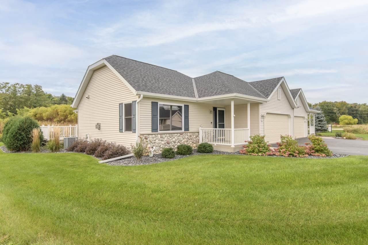 296 Oconomowoc Pkwy - Photo 1