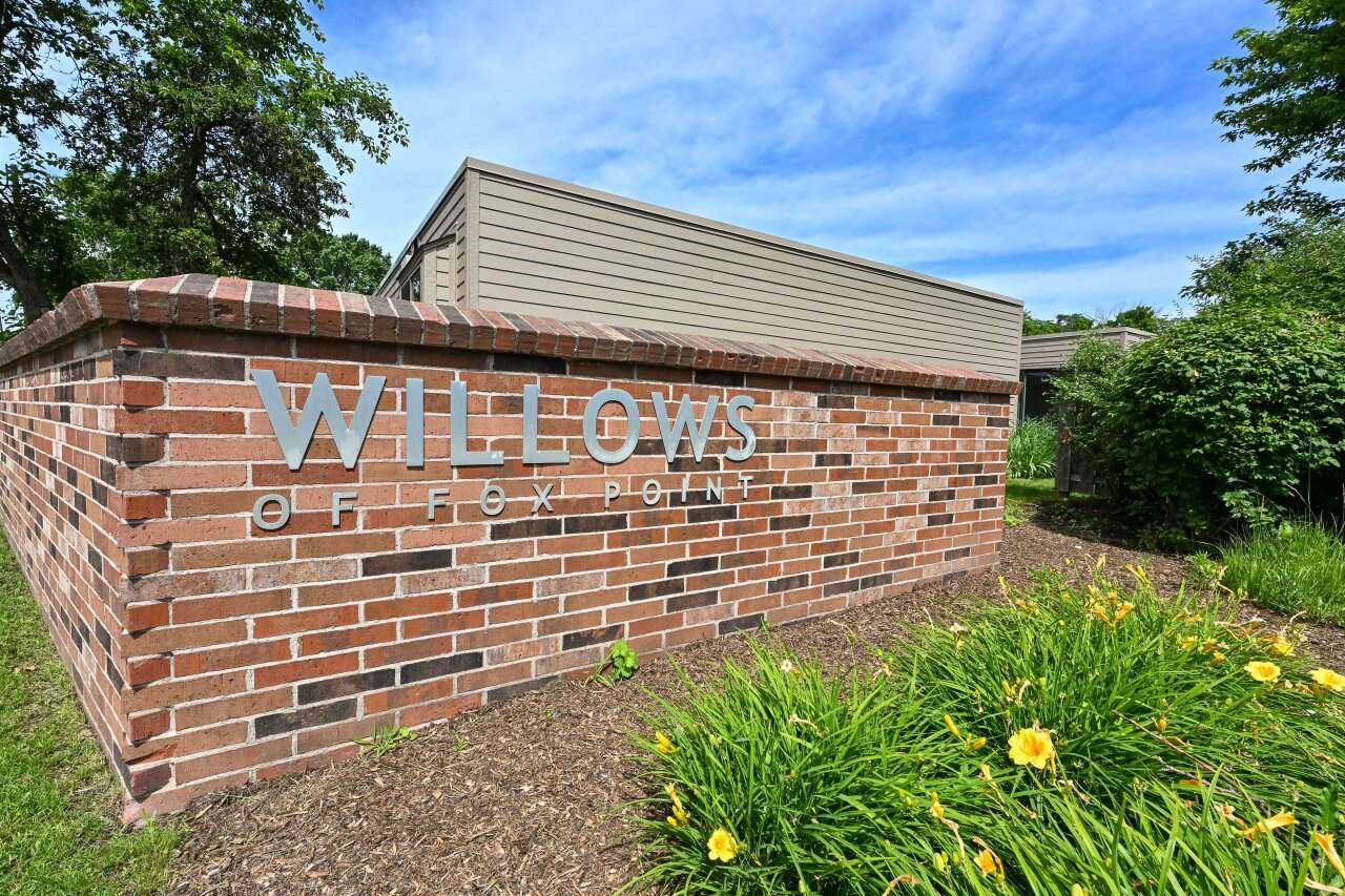 400 Willow Ct - Photo 1