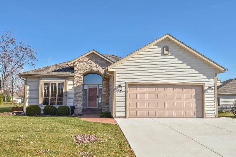 W204N16318 Jackson Dr - Photo 1