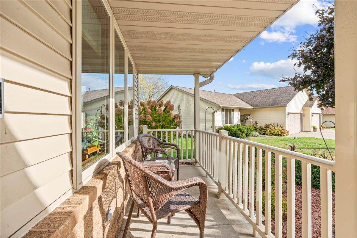 122 Lexington Ct - Photo 1