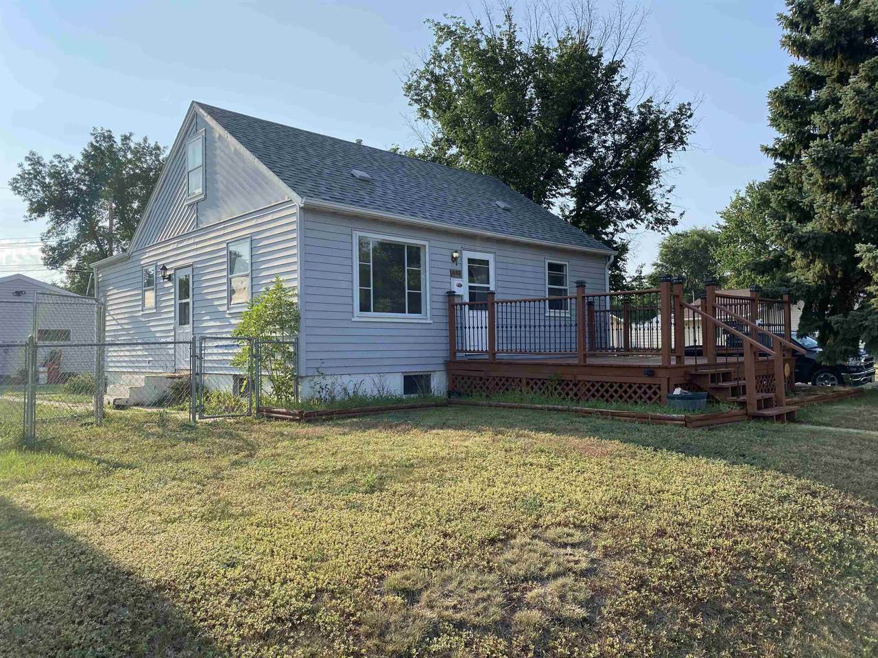 445 19th St - Photo 1