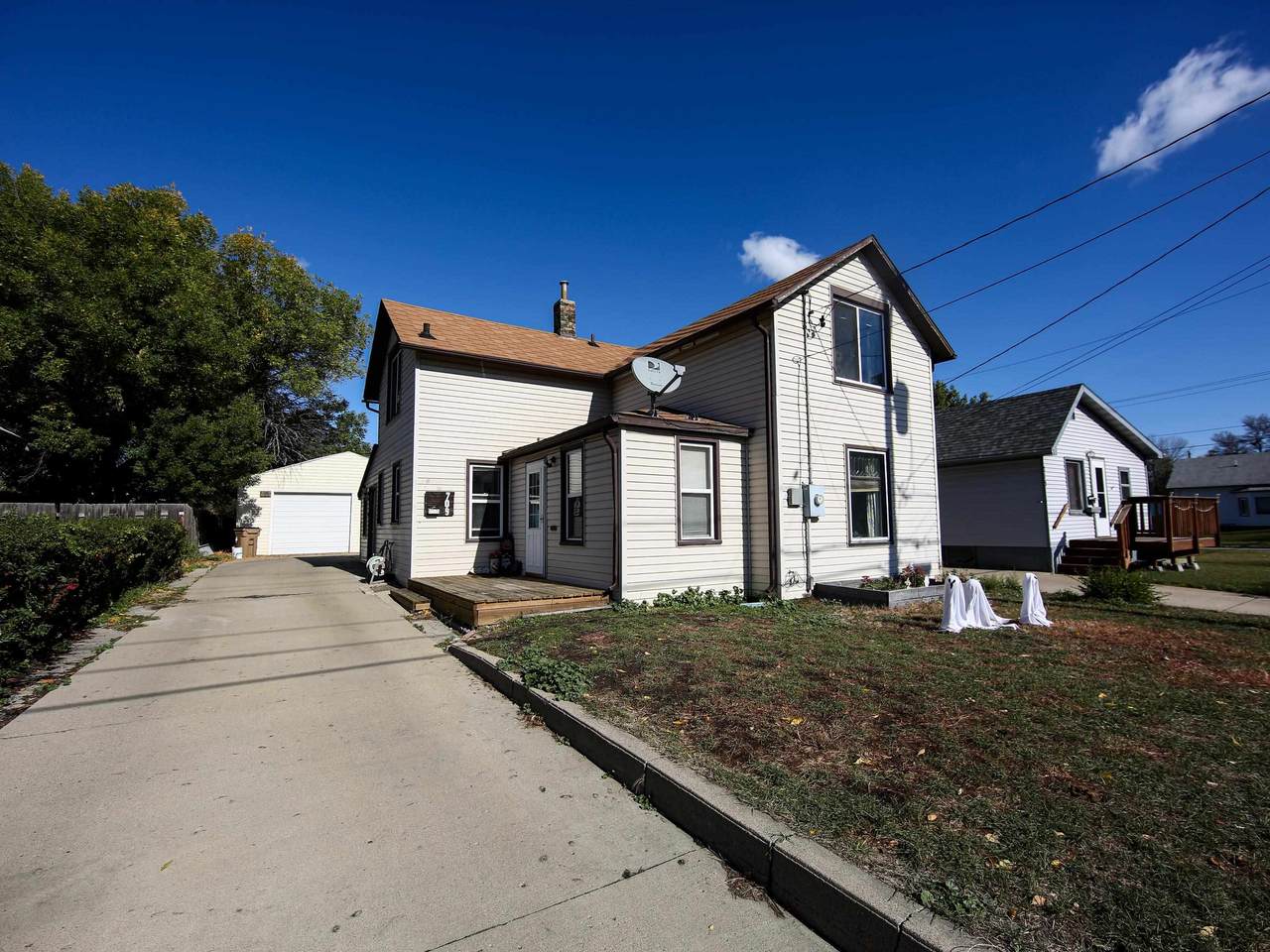 709 6th Ave - Photo 1