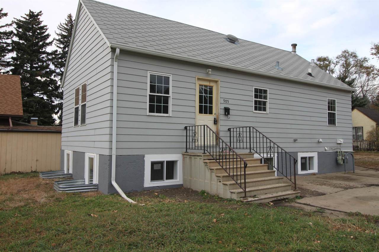 905 8th St - Photo 1