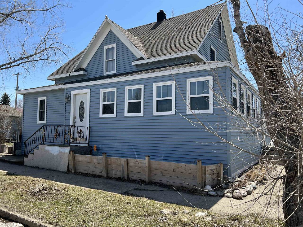 403 2nd St - Photo 1