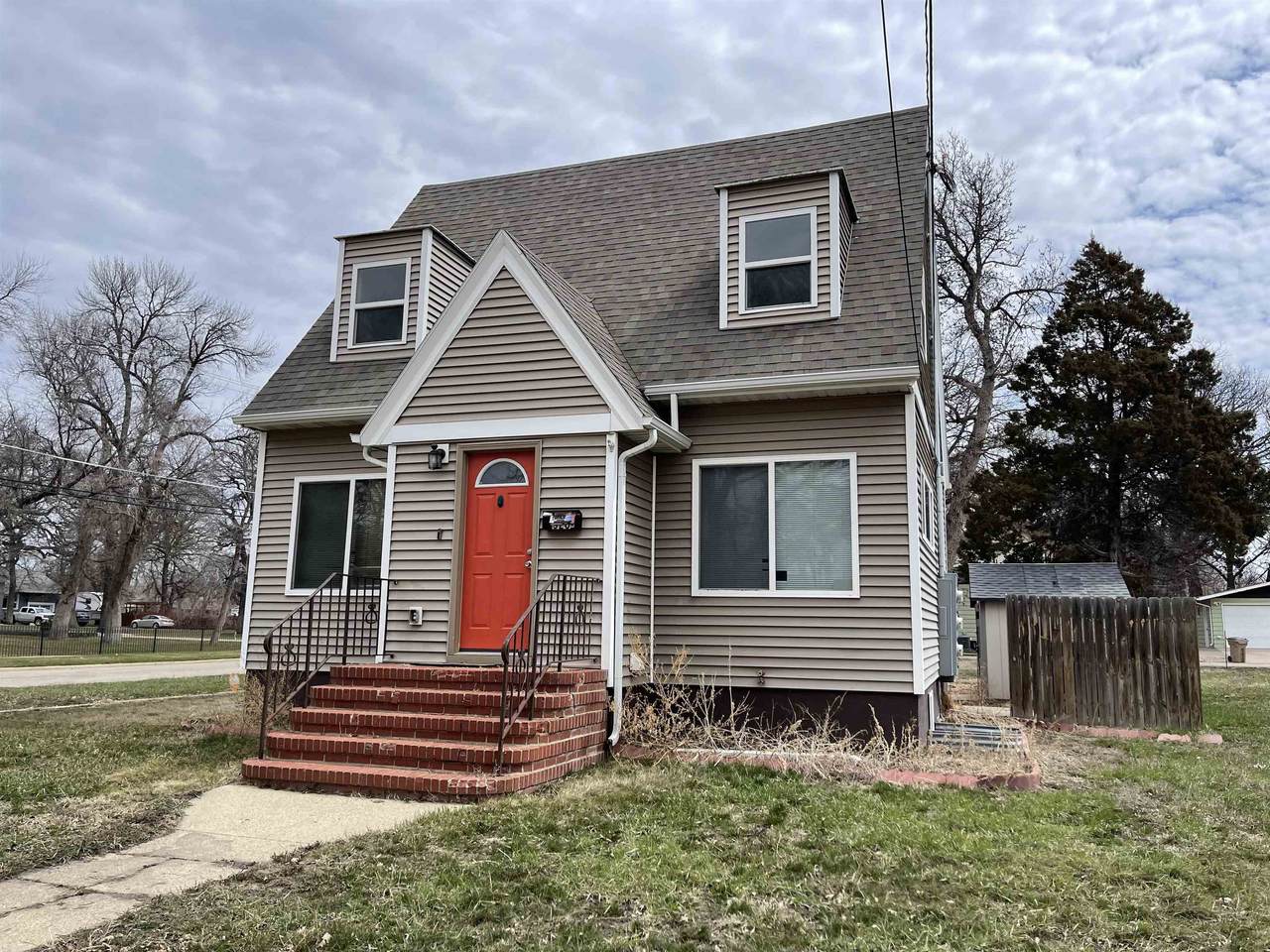320 6th St - Photo 1