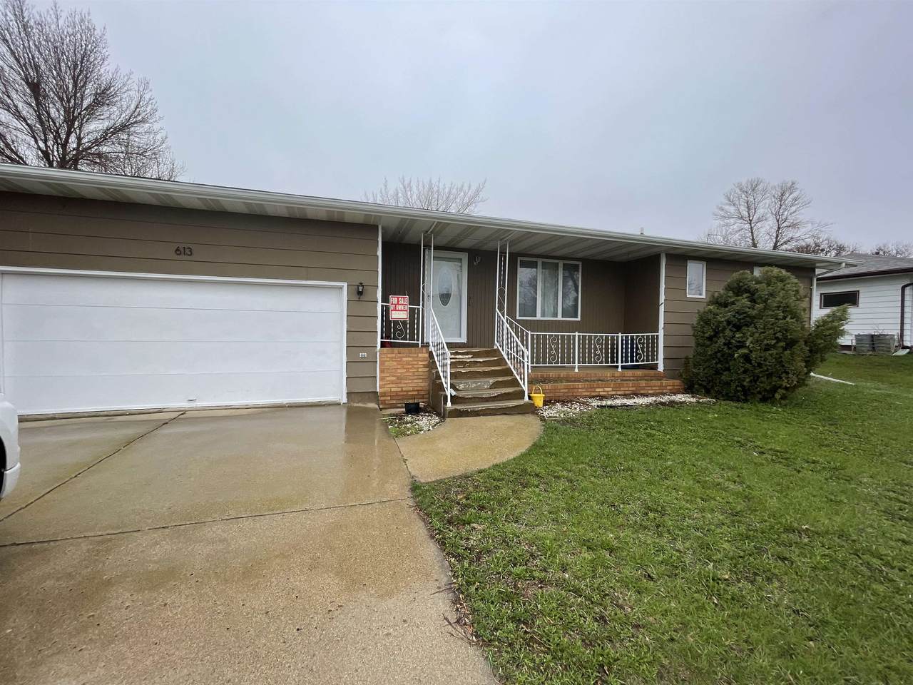 613 Division St - Photo 1