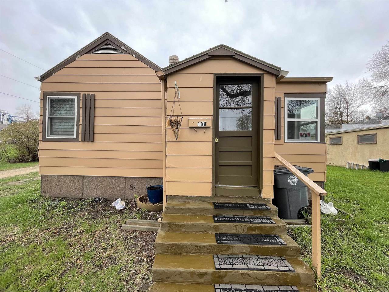 109 3RD ST - Photo 1