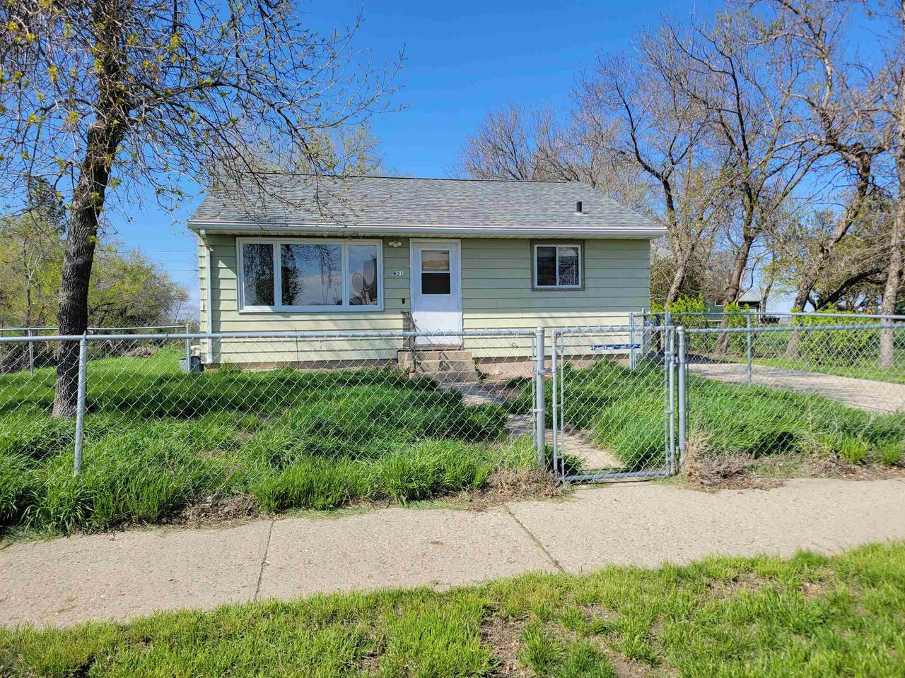 901 11th Ave - Photo 1