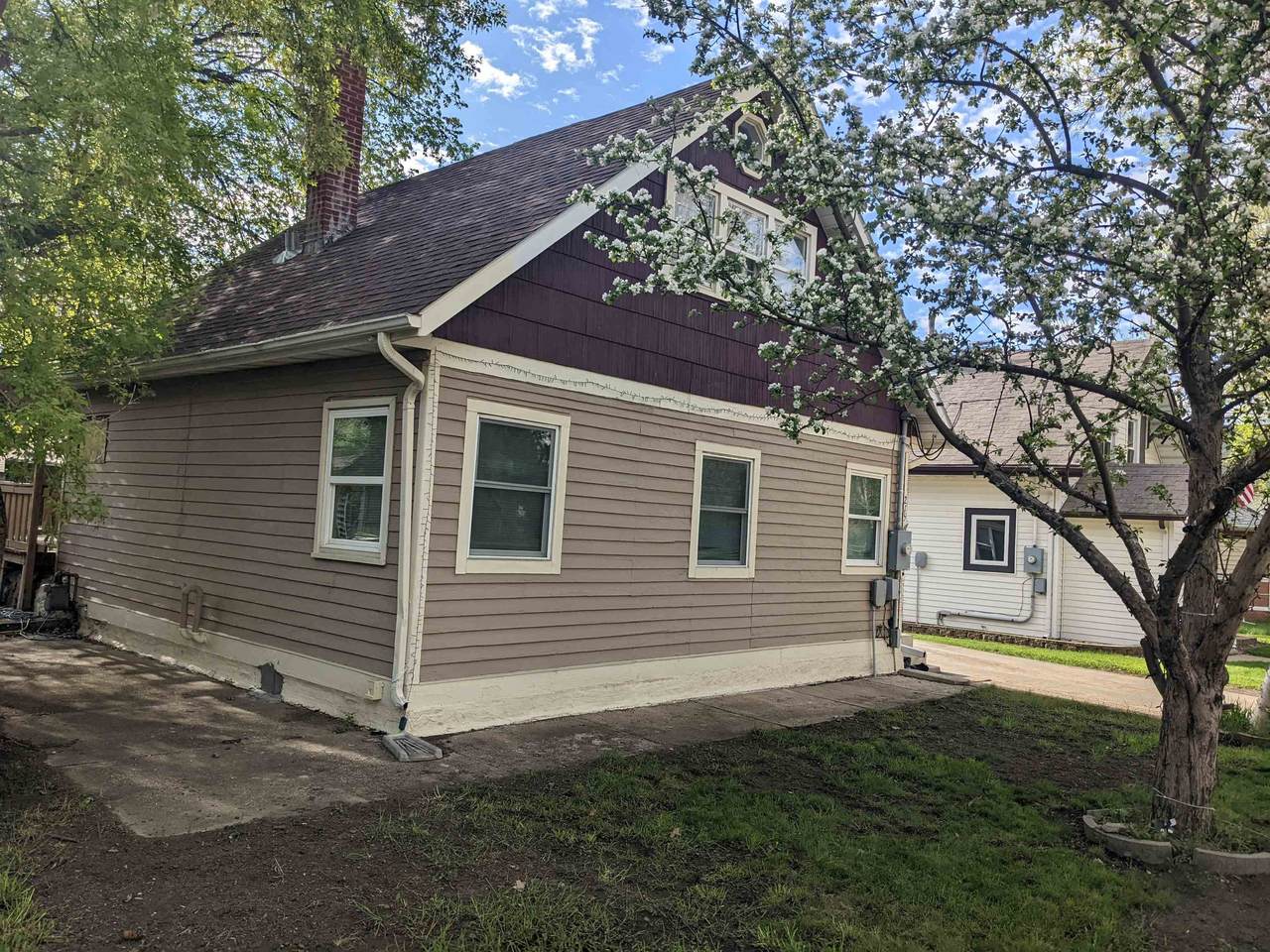 215 8th St - Photo 1
