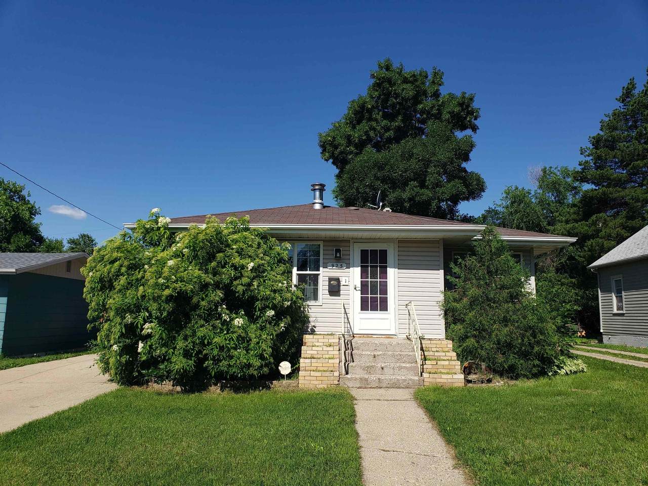 925 16th St - Photo 1