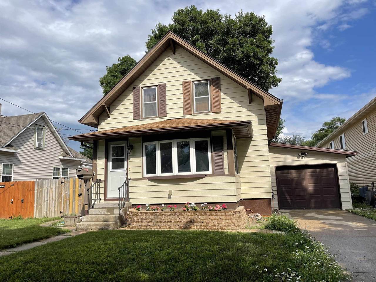 206 6th St - Photo 1