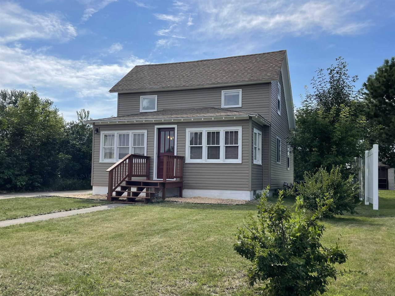 303 2nd St - Photo 1