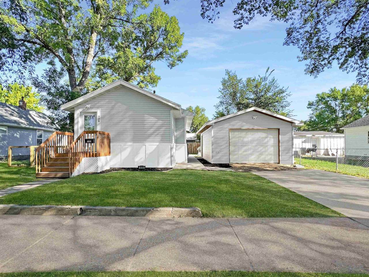 908 7TH AVE - Photo 1