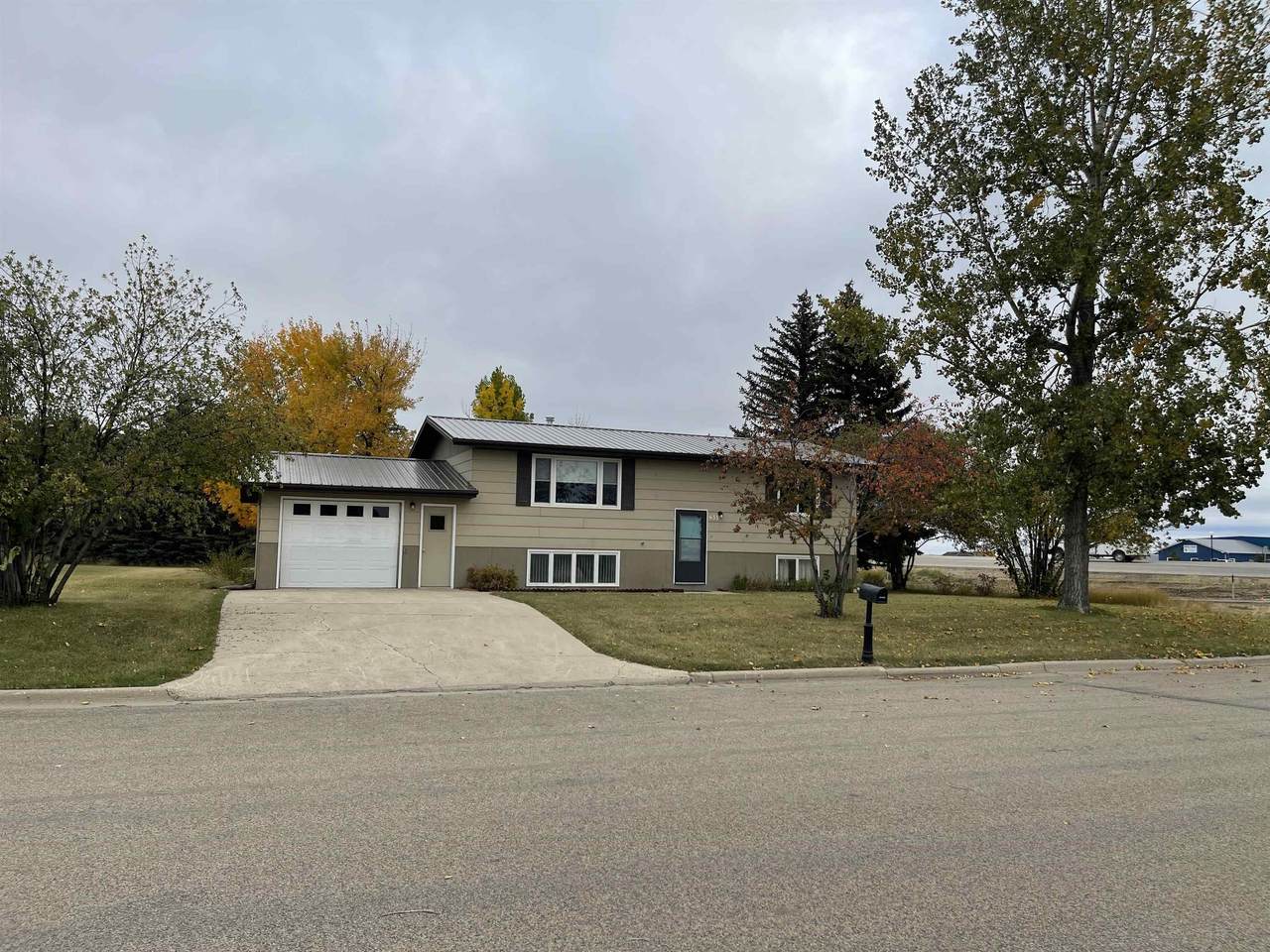 633 8th Ave - Photo 1