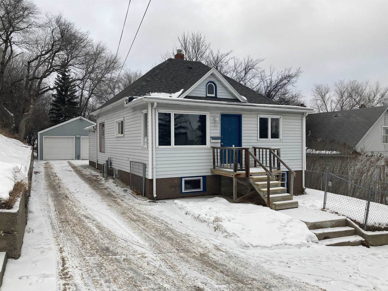 604 7th St - Photo 1