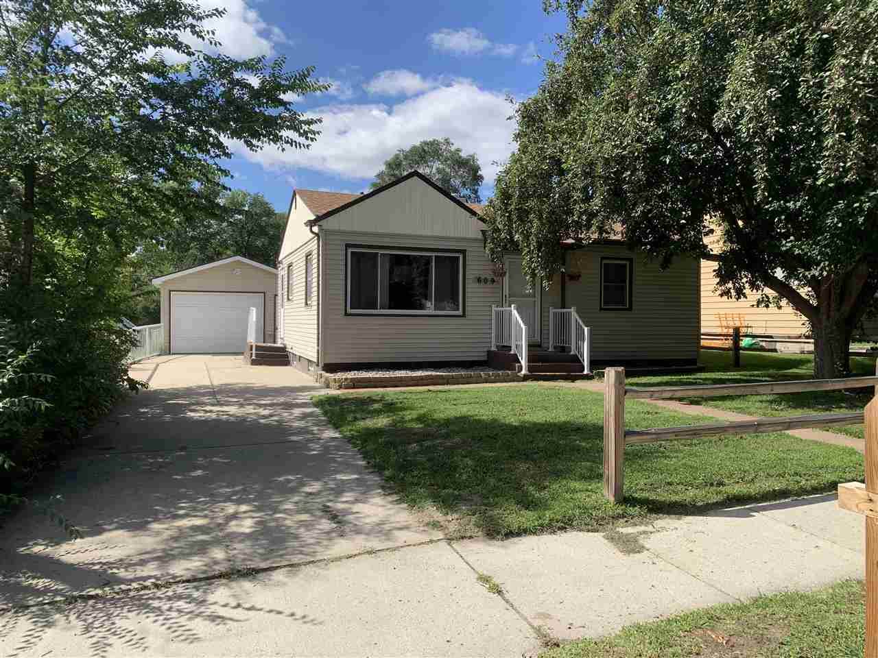 609 22nd St - Photo 1