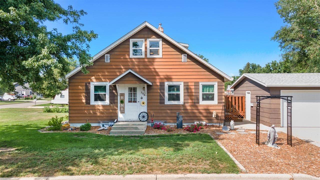 306 4th Ave - Photo 1