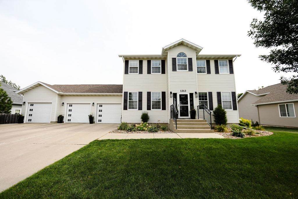 1313 Hiawatha St - Photo 1