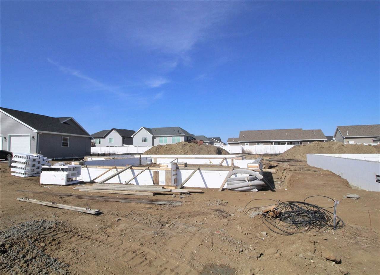 1512 Woodlands Way - Photo 1