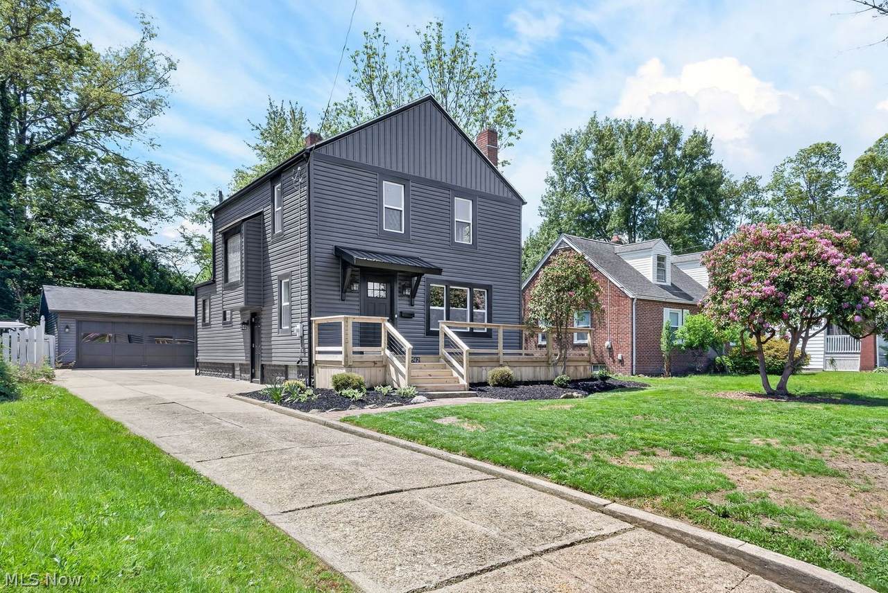 2562 Graham Avenue - Photo 1