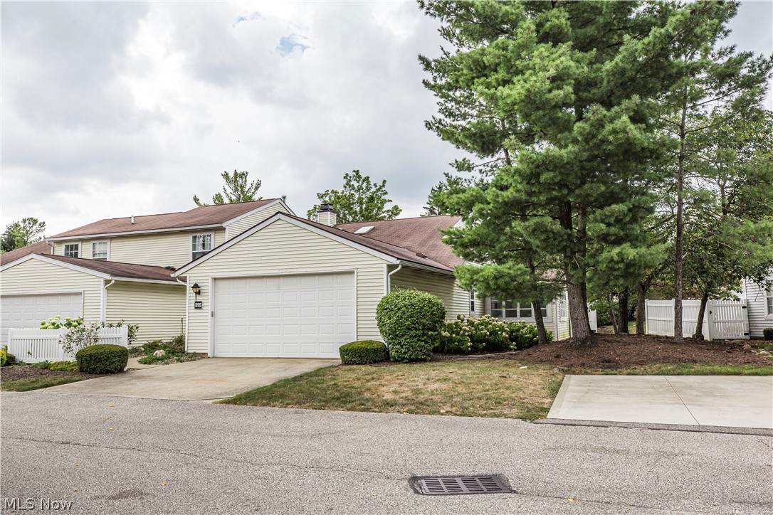 896 Lynnhaven Lane - Photo 1