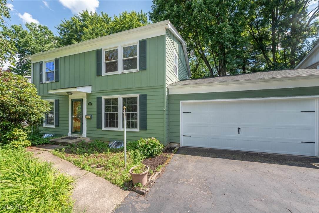 626 Megglen Avenue - Photo 1